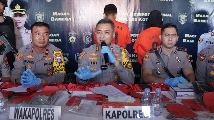 Polisi menangkap dua pria berinisial KM (46) dan SR (32) di Kotabaru, Kalimantan Selatan (Kalsel) yang merampok gelang emas seberat 100 gram dengan nilai Rp 97 juta milik wanita lansia bernama Siti Ramlah (57).