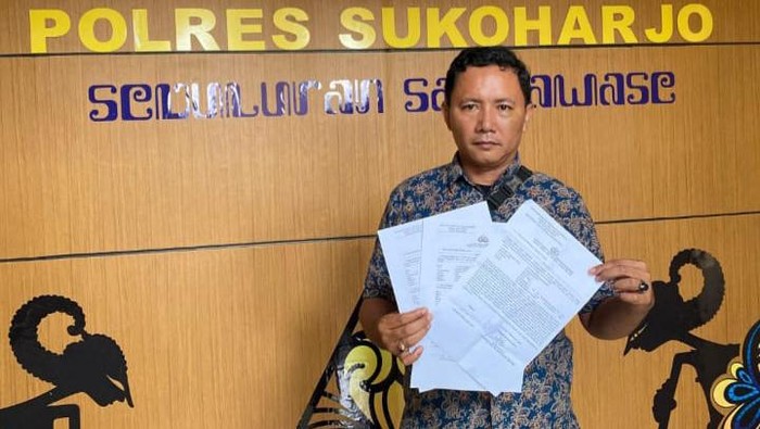 KP Dani Nur Adiningrat memperlihatkan surat aduannya ke Polres Sukoharjo. Foto diunggah Selasa (5/12/2023).