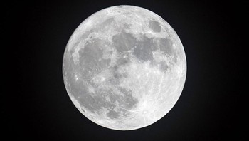 Bulan tidak nyata. Ya, berapa orang berpikir bahwa bulan tidak ada. Teori konspirasi ini telah mendapatkan daya tarik khusus di kalangan penganut Bumi datar, dan mereka berpikir bahwa bulan hanyalah sebuah proyeksi. (Foto: popularmechanics)