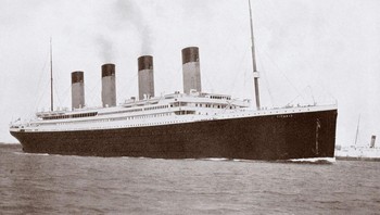 Titanic tidak benar-benar tenggelam. Kecelakaan tragis ini telah menjadi topik dari banyak teori konspirasi selama bertahun-tahun, termasuk bahwa itu adalah salah satu kapal laut lain milik perusahaan - Olympic - yang menabrak gunung es, bukan Titanic. Namun, ada satu fakta yang menyedihkan, kapal Titanic benar-benar tenggelam dan sekitar 1.500 penumpang tewas. (Foto: popularmechanics)