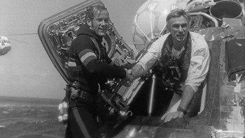 Apollo 17 bukanlah misi ke bulan yang terakhir. Setelah keberhasilan Apollo 17 pada tahun 1972, Amerika berhenti mengirim astronot ke bulan. NASA mengklaim bahwa mereka telah mencatat semua penelitian yang mereka butuhkan dan dana pemerintah berkurang. Tapi sebuah film fiksi tentang Apollo 18 keluar, dan sekarang beberapa orang percaya bahwa misi itu nyata dan berakhir tragis saat para astronot bertabrakan dengan alien. (Foto: popularmechanics)