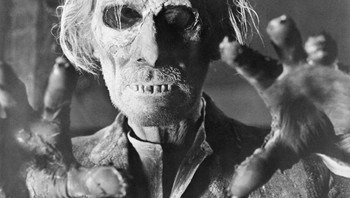 Zombie dipercaya dapat bangkit dari kematian. Kepercayaan terhadap zombie dapat ditelusuri kembali ke Yunani kuno, ketika mereka mengubur orang yang sudah meninggal dengan batu di atasnya sehingga mereka tidak dapat kembali dari kubur. Bahkan saat ini, beberapa orang mempersiapkan diri untuk menghadapi kiamat zombie-untuk berjaga-jaga. (Foto: popularmechanics)