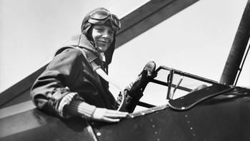 Amelia Earhart diselimuti misteri sejak pesawatnya menghilang pada tahun 1937. Meskipun secara luas diyakini bahwa ia kehabisan bahan bakar dan jatuh ke laut, beberapa orang berpikir bahwa ia mendarat secara tidak sengaja di sebuah pulau terpencil dan akhirnya dimakan oleh kepiting kelapa sepanjang tiga kaki yang mendiami pantai. (Foto: popularmechanics)
