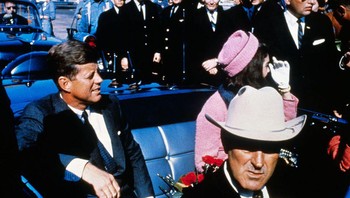 Pemerintah dianggap telah membunuh John F Kennedy. Ada sejumlah teori konspirasi tentang kematian Presiden Amerika Serikat itu, tetapi salah satu yang paling populer adalah bahwa pemerintah berada di balik pembunuhan tersebut. Banyak orang Amerika tidak percaya bahwa Lee Harvey Oswald bertindak sendiri, dan penulis biografi Philip Shenon mengklaim bahwa bahkan Bobby Kennedy pada awalnya mengira CIA bertanggung jawab atas kematian saudaranya. (Foto: popularmechanics)