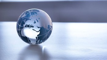 Bumi katanya berongga. Pada tahun 2014, para ilmuwan merilis temuan baru yang tidak diketahui tentang inti Bumi, dan anggap saja para ahli teori konspirasi menerimanya. Setelah mengetahui bahwa kita tidak tahu banyak tentang permukaan Bumi, atau apa yang ada di bawah lapisan-lapisannya, teori Bumi berongga menjadi populer. Beberapa orang bahkan berpikir bahwa ada Bumi di dalam Bumi. (Foto: popularmechanics)