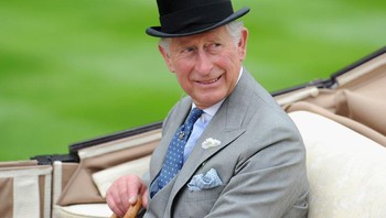 Pangeran Charles adalah seorang vampir. Kok bisa? Pangeran Wales memiliki hubungan keluarga dengan Vlad the Impaler, inspirasi dari Dracula karya Bram Stoker, dan banyak anggota kerajaan dalam garis keturunan Charles yang diketahui mengidap penyakit Porphyria, yang merupakan kekurangan zat besi yang menyebabkan seseorang sensitif terhadap sinar matahari. (Foto: popularmechanics)