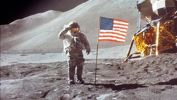 Pendaratan di bulan itu palsu, bendera yang bergerak tertiup angin, tidak ada bintang di langit, bayangan yang tidak sejajar-ini semua adalah poin-poin yang dibuat dalam teori konspirasi yang menyatakan bahwa Neil Armstrong tidak melakukan lompatan pertama bagi umat manusia di bulan pada tahun 1969. Selama bertahun-tahun, para konspirator berpendapat bahwa NASA memalsukan pendaratan tersebut dan rahasia itu dilindungi oleh CIA sejak saat itu. (Foto: popularmechanics)