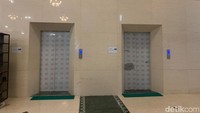 Selain eskalator, di Masjid Agung Medan juga ada fasilitas berupa 2 unit lift (Kartika Sari/detikSumut)