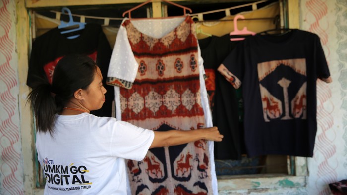 Limbah Tenun Sumba Disulap Jadi Busana Cantik