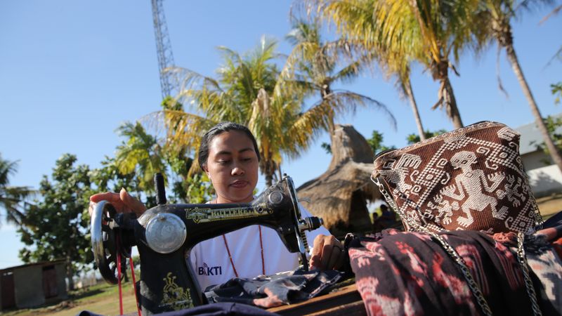 Limbah Tenun Sumba Disulap Jadi Busana Cantik