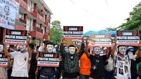 Massa dari Aliansi Mahasiswa dan Masyarakat (Amara) itu menggunakan topeng berwarna putih.  