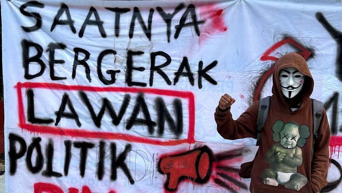 Ribuan mahasiswa gelar mimbar demokrasi di Universitas Sulawesi Tenggara (Unsultra), Kendari. Dengan memakai topeng, mereka menyoroti politik dinasti.
