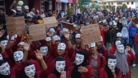Ribuan mahasiswa menggelar mimbar demokrasi melawan politik dinasti di halaman Universitas Sulawesi Tenggara, Kendari, Selasa (5/12/2023).