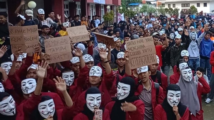 Mahasiswa Unsultra Gelar Mimbar Demokrasi Ribuan mahasiswa gelar mimbar demokrasi di Universitas Sulawesi Tenggara (Unsultra), Kendari. Dengan memakai topeng, mereka menyoroti politik dinasti.