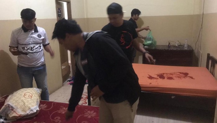 Remaja berinisial IR (19) di Kabupaten Mamuju, Sulawesi Barat (Sulbar) memergoki istrinya, AZ (23) dan pria selingkuhannya inisial F (23) ngamar bareng di wisma.