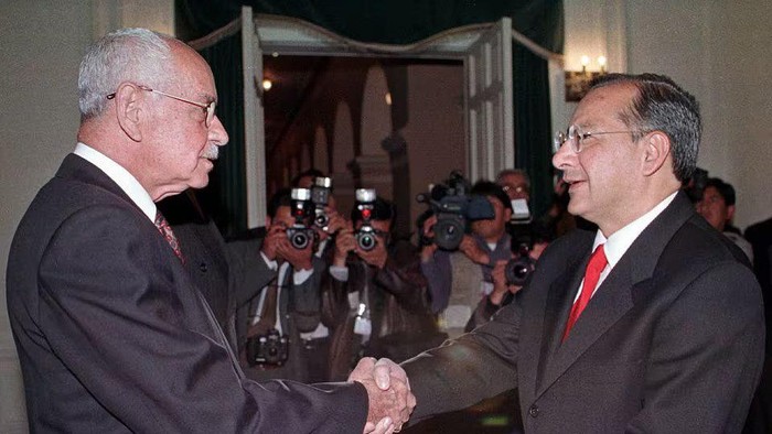 Bolivian President Hugo Banzer shakes hands with Victor Manuel Rocha, the then U.S. Ambassador to Bolivia, during a ceremony in the Goverment Palace in La Paz, August 3, 2000. File photo DM/JP/HB Acquire Licensing Rights