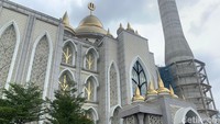 Kubah emas dan menara tinggi membuat Masjid Agung Medan terlihat elegan (Kartika Sari/detikSumut)