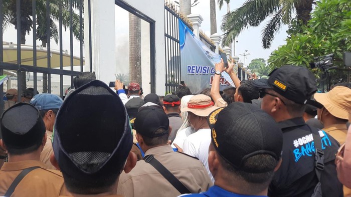 Massa Apdesi demonstrasi di depan Gedung DPR RI, Jakpus, Selasa (5/12/2023).