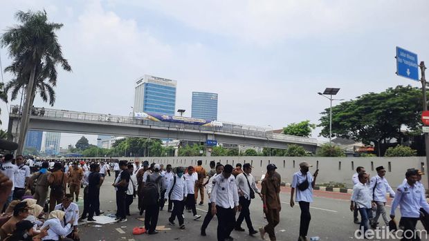 Massa Apdesi telah mengakhiri demonstrasi di depan gedung DPR, Jakarta. Massa bubar usai perwakilan bertemu pimpinan DPR RI. (Annisa Aulia/detikcom)