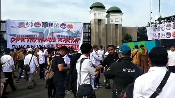 Massa Demo Apdesi di Depan DPR