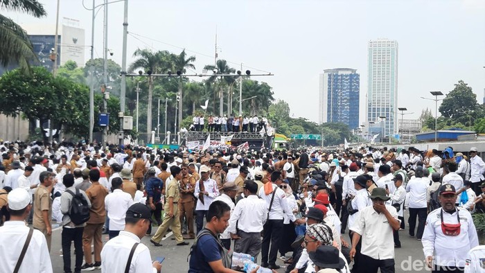 Massa demo di depan DPR. (Annisa/detikcom)