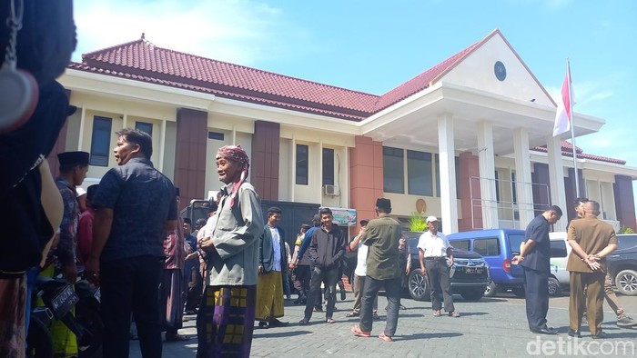 Massa di depan kantor Pengadilan Negeri Sampang, jelang sidang tuntutan Wakil Ketua DPRD.