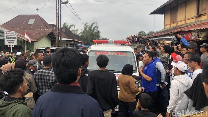 Masyarakat sekitar saat menyaksikan satu jasad korban erupsi Gunung Marapi yang berhasil dievakuasi tim gabungan.