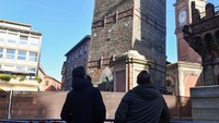 Kini Menara Garisenda telah ditutup untuk kunjungan turis. (REUTERS/JENNIFER LORENZINI)