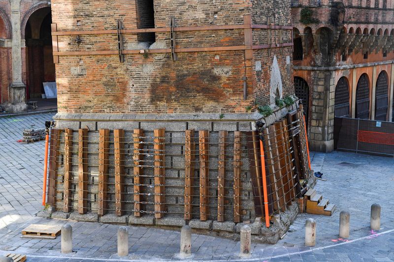 Menara Garisenda di Bologna, Italia