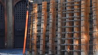 Untuk menjaga situs tetap berdiri, pemerintah memasang balok kayu setinggi 5 meter yang diikat dengan kawat besi mengelilingi bangunan. (REUTERS/JENNIFER LORENZINI)