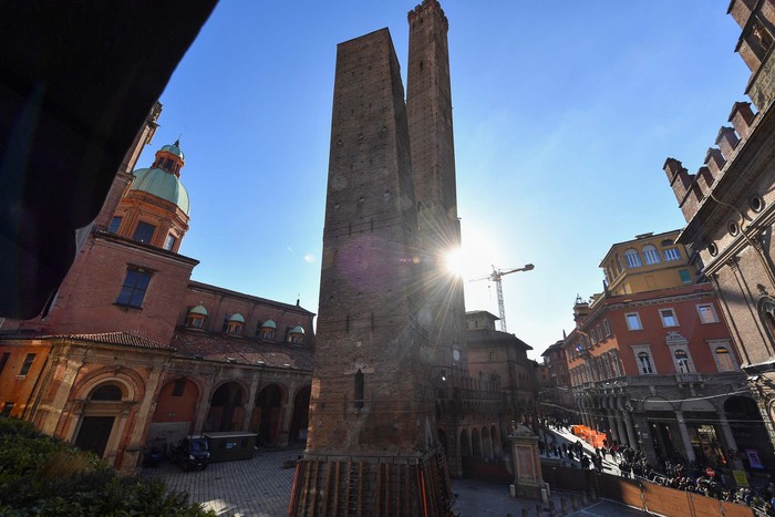 Menara Garisenda di Bologna, Italia