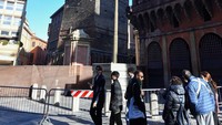Sebuah alat pembaca kemiringan dipasang untuk membantu memeriksa status menara setiap 15 menit. (REUTERS/JENNIFER LORENZINI)