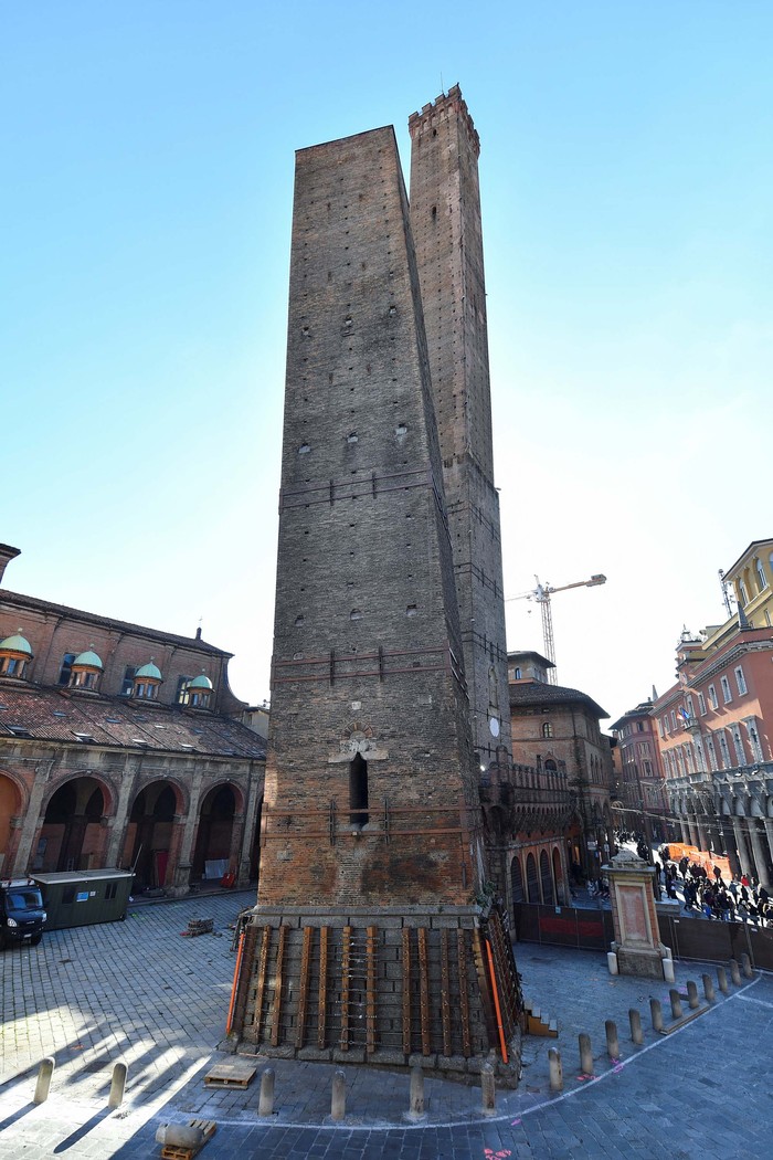 Menara Garisenda di Bologna, Italia