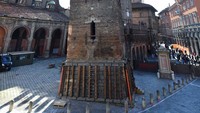 Menara Kembar Bologna dibangun pada abad ke-12. Salah satu menaranya miring seperti Menara Pisa, yaitu Menara Garisenda. (REUTERS/JENNIFER LORENZINI)