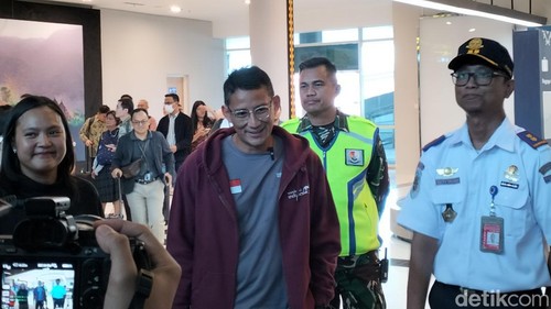 Menparekraf Sandiaga Uno didampingi Kepala Bandara Komodo Ceppy Triono dan Direktur Utama  BPOLBF Shana Fatina saat meninjau sejumah fasilitas di Bandara Komodo di Labuan Bajo, Selasa (5/12/2023). (Ambrosius Ardin)