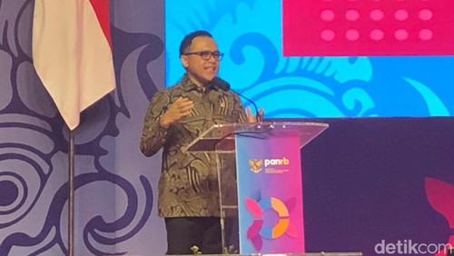 Menteri Pendayagunaan Aparatur Negara dan Reformasi Birokrasi (MenpanRb) Abdullah Azwar Anas membuka RBXperience di Nusa Dua, Bali, Selasa (5/12/2023). (Aryo Mahendro/detikBali)