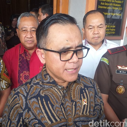 Menteri Pendayagunaan Aparatur Negara dan Reformasi Birokrasi (PANRB) Abdullah Azwar Anas seusai meninjau acara penataan organisasi di Kejari Badung, Selasa (5/12/2023). (Agus Eka/detikBali)