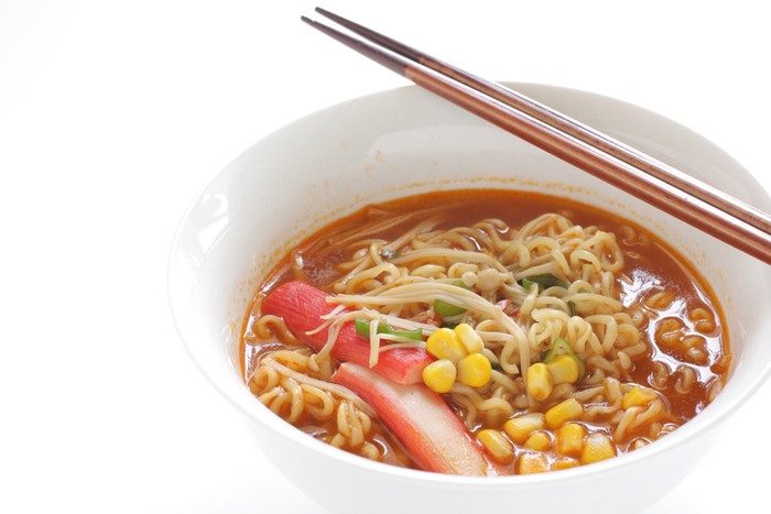 Cara meracik mie instan dengan tambahan crabstick