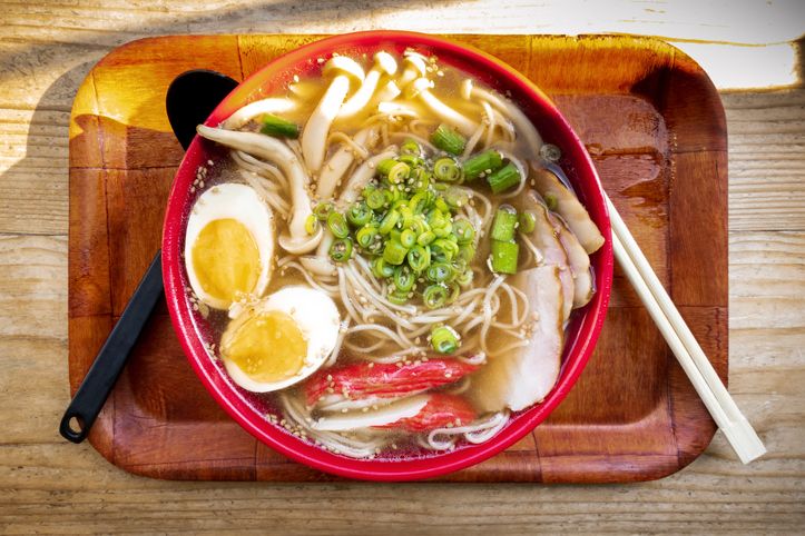 Cara meracik mie instan dengan tambahan crabstick