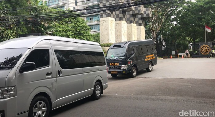 Mobil Polda Metro Jaya tinggalkan apartemen milik Firli Bahuri di Darmawangsa, Jakarta Selatan