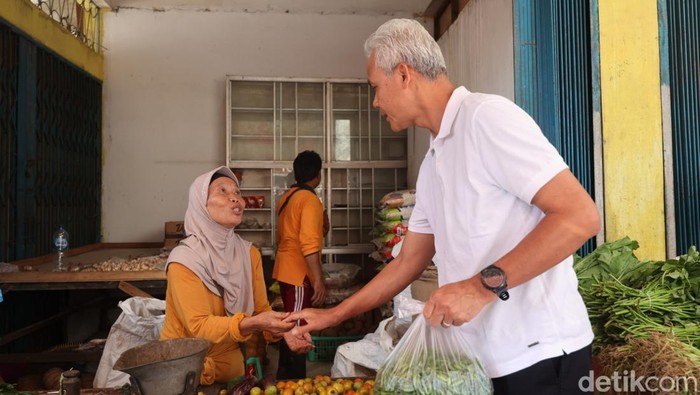Momen Ganjar Blusukan ke Pasar Baru Balikpapan Calon Presiden RI nomor urut 3 Ganjar Pranowo melakukan kunjungan ke Pasar Baru, Klandasan ilir, Balikpapan, Kalimantan Timur, Selasa (5/12/2023).