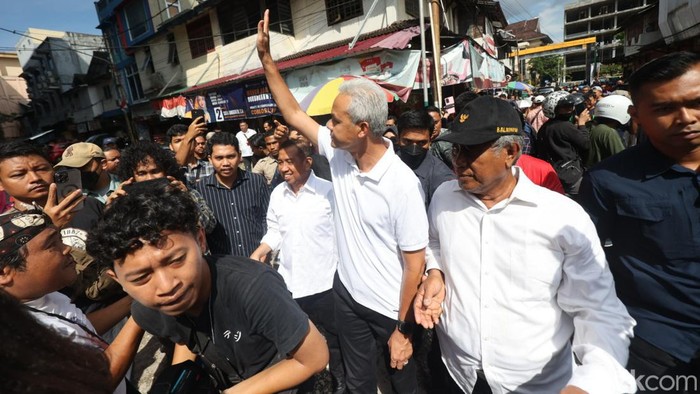 Momen Ganjar Blusukan ke Pasar Baru Balikpapan Calon Presiden RI nomor urut 3 Ganjar Pranowo melakukan kunjungan ke Pasar Baru, Klandasan ilir, Balikpapan, Kalimantan Timur, Selasa (5/12/2023).