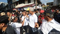 Saat berbincang dengan pedagang cabai, Ganjar dapat keluhan tentang kenaikan harga cabai.  