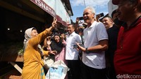 Kedatangan Ganjar disambut para pedagang.  