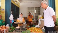 Ganjar sempat berbincang dengan sejumlah pedagang saat berkunjung ke pasar tersebut.  