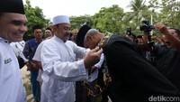 Ganjar dikalungi syal saat tiba di Pondok Pesantren Syaichona Cholil.  