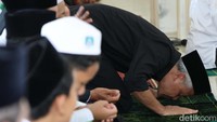 Dalam rangkaian safari politiknya tersebut Ganjar Pranowo bersilaturahmi dan salat berjamaah dengan santri.  