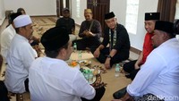 Ganjar tampak berdiskusi dengan para pengurus Pondok Pesantren Syaikhona Cholil.  
