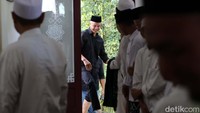 Para pengajar di bidang agama juga menjadi perhatian pasangan nomor urut 3 itu. Ganjar menjelaskan, program guru ngaji untuk mensejahterakan mereka yang sudah mengabdi untuk pendidikan moral generasi muda.  
