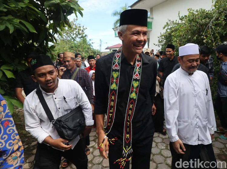 Momen Ganjar Silaturahmi ke Ponpes Syaikhona Cholil Balikpapan